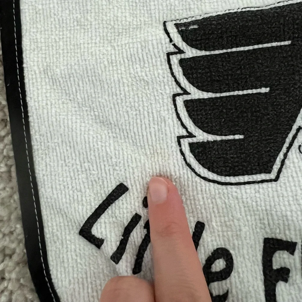 ⚪️MCARTHUR: Baby unisex one size, “Little Flyers Fan” theme bib, preowned⚪️